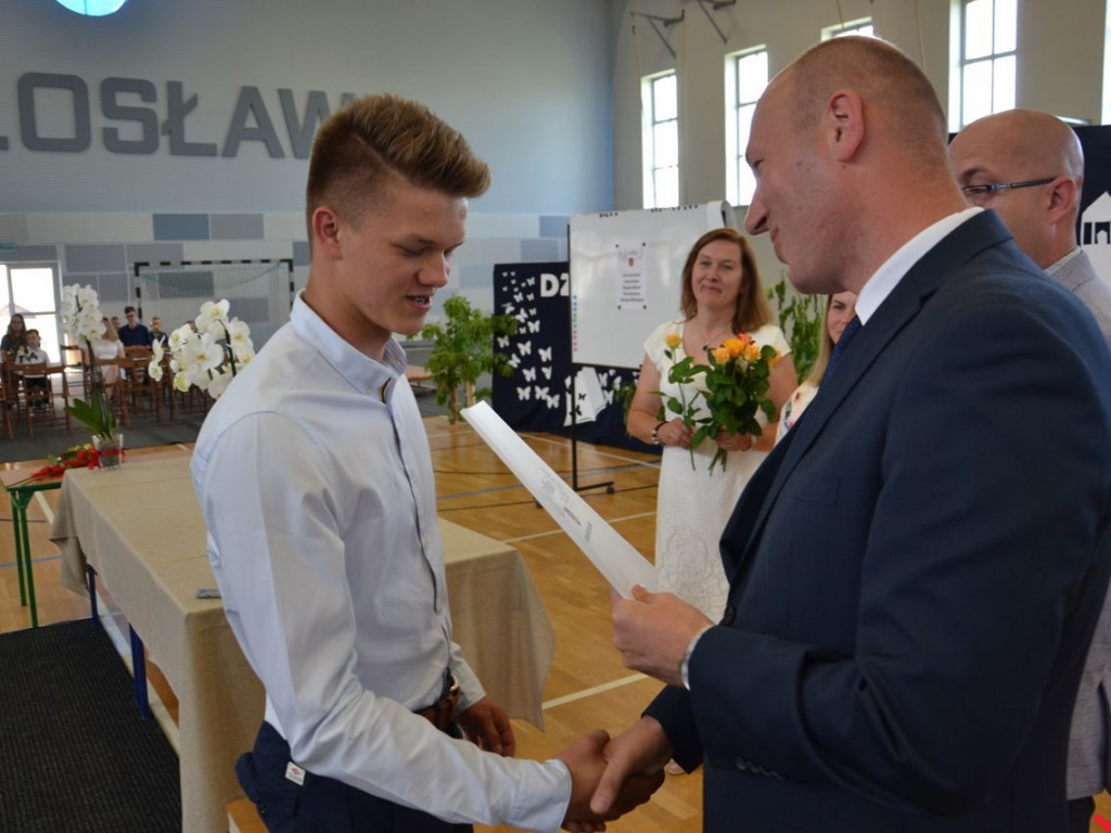 Burmistrz Miłosławia wręczył stypendia najzdolniejszym uczniom