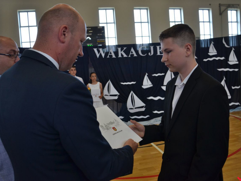 Burmistrz Miłosławia wręczył stypendia najzdolniejszym uczniom