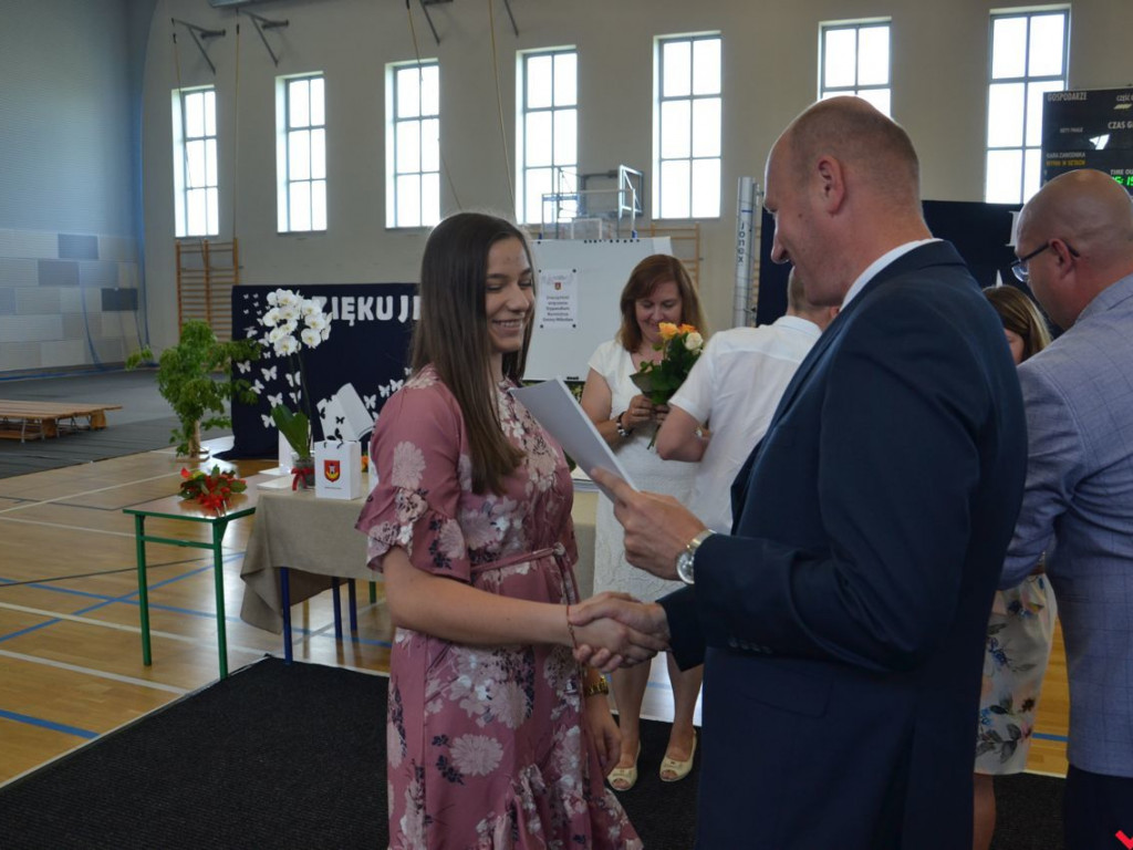 Burmistrz Miłosławia wręczył stypendia najzdolniejszym uczniom