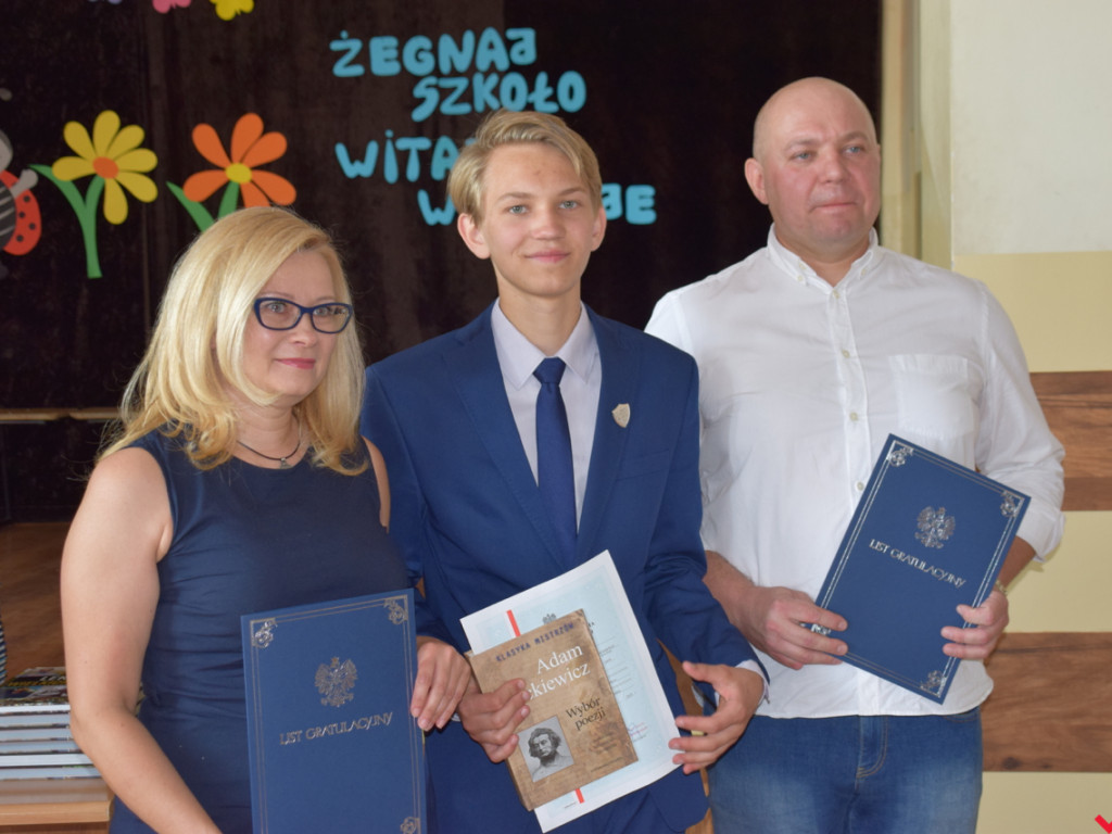 Zakończenie roku szkolnego w „jedynce”. Absolwenci ze srebrnymi tarczami