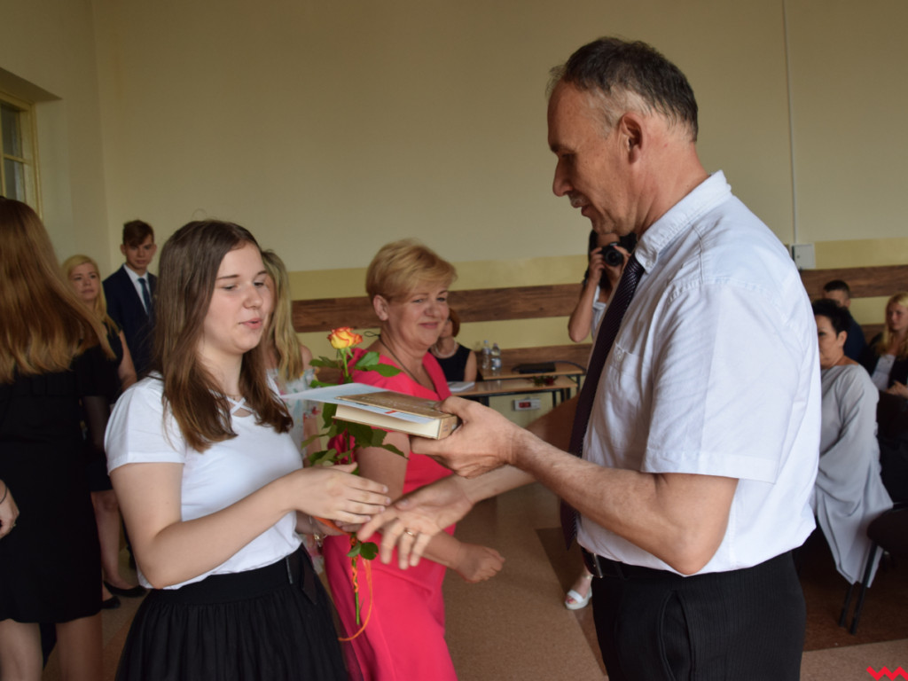 Zakończenie roku szkolnego w „jedynce”. Absolwenci ze srebrnymi tarczami