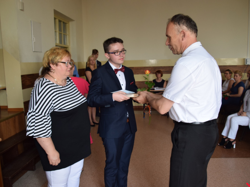 Zakończenie roku szkolnego w „jedynce”. Absolwenci ze srebrnymi tarczami