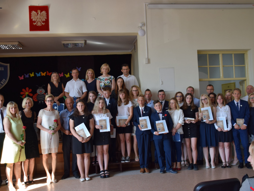 Zakończenie roku szkolnego w „jedynce”. Absolwenci ze srebrnymi tarczami