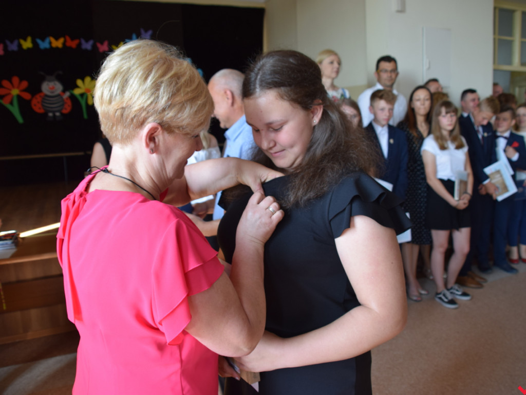 Zakończenie roku szkolnego w „jedynce”. Absolwenci ze srebrnymi tarczami