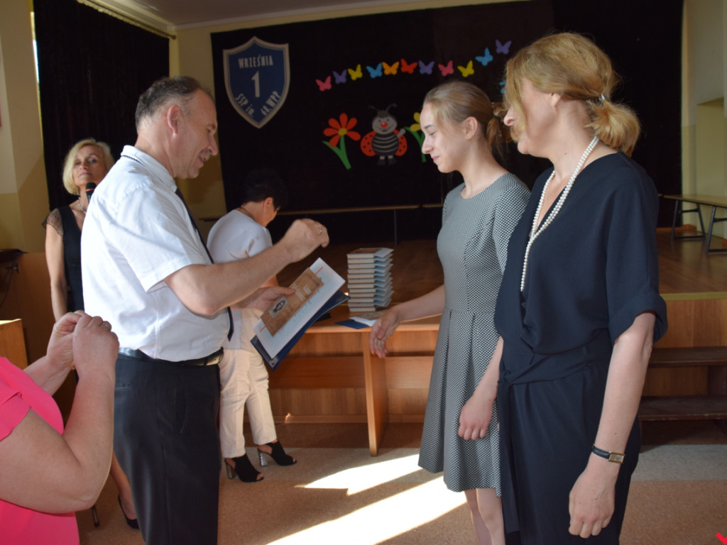Zakończenie roku szkolnego w „jedynce”. Absolwenci ze srebrnymi tarczami