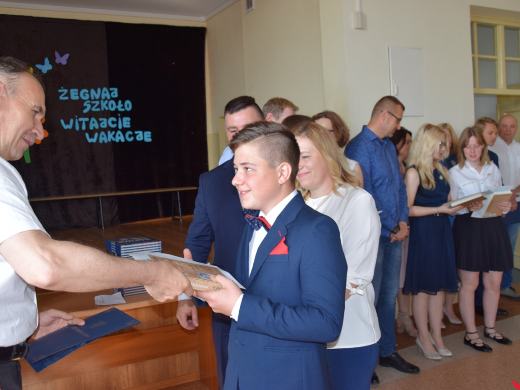 Zakończenie roku szkolnego w „jedynce”. Absolwenci ze srebrnymi tarczami