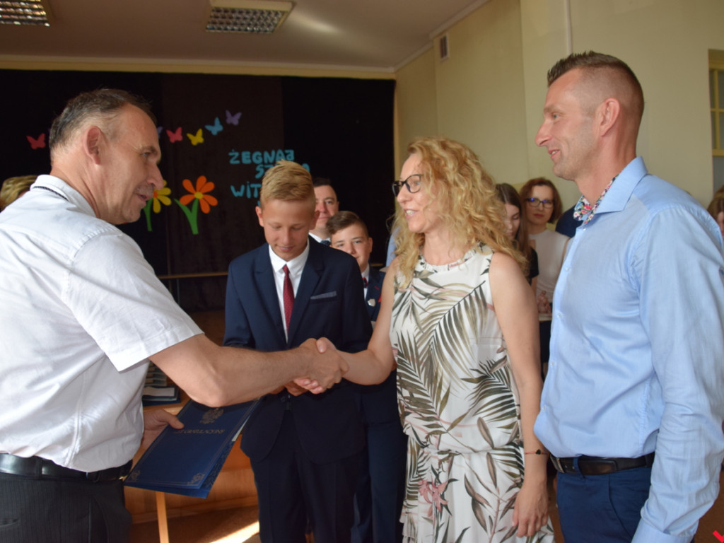Zakończenie roku szkolnego w „jedynce”. Absolwenci ze srebrnymi tarczami