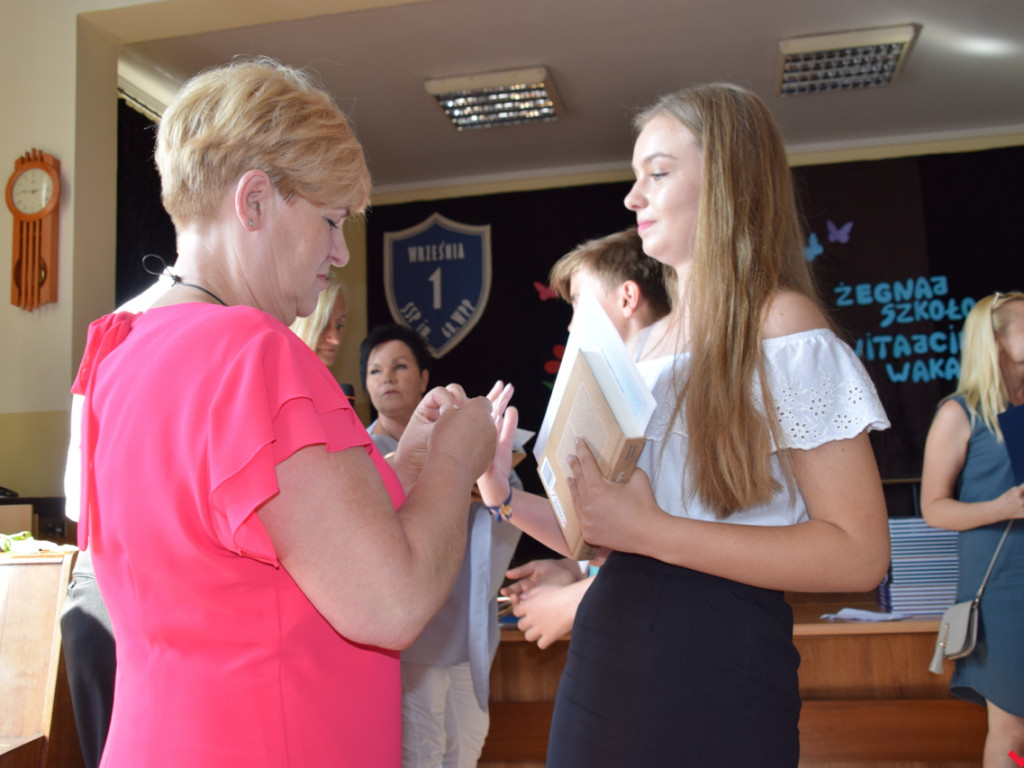 Zakończenie roku szkolnego w „jedynce”. Absolwenci ze srebrnymi tarczami