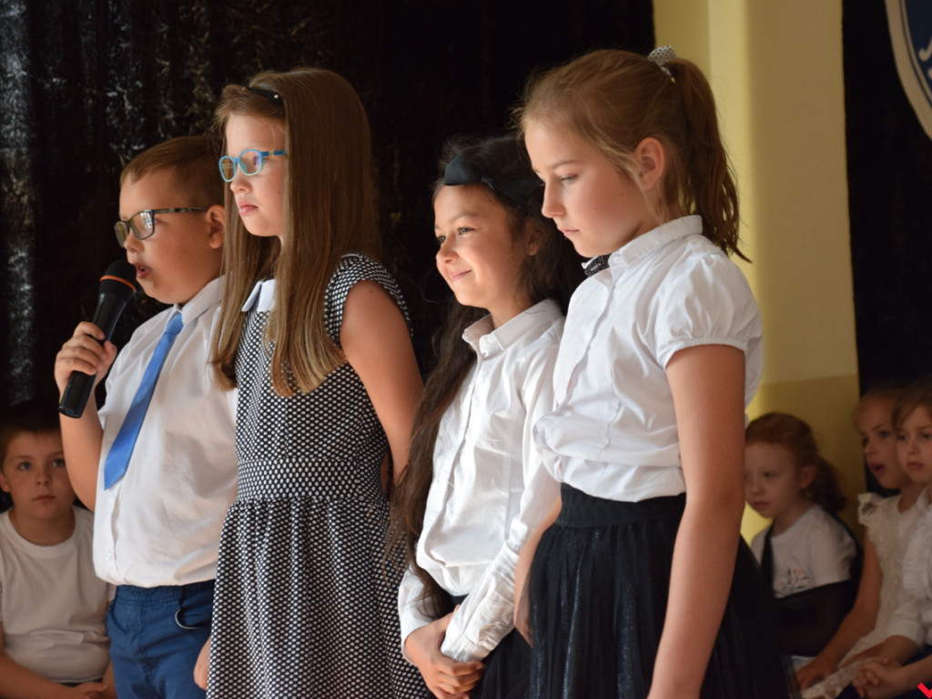 Zakończenie roku szkolnego w „jedynce”. Absolwenci ze srebrnymi tarczami