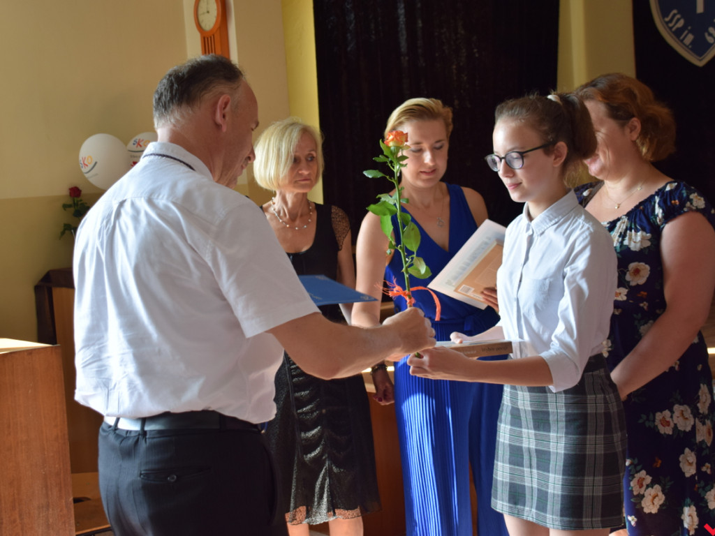 Zakończenie roku szkolnego w „jedynce”. Absolwenci ze srebrnymi tarczami