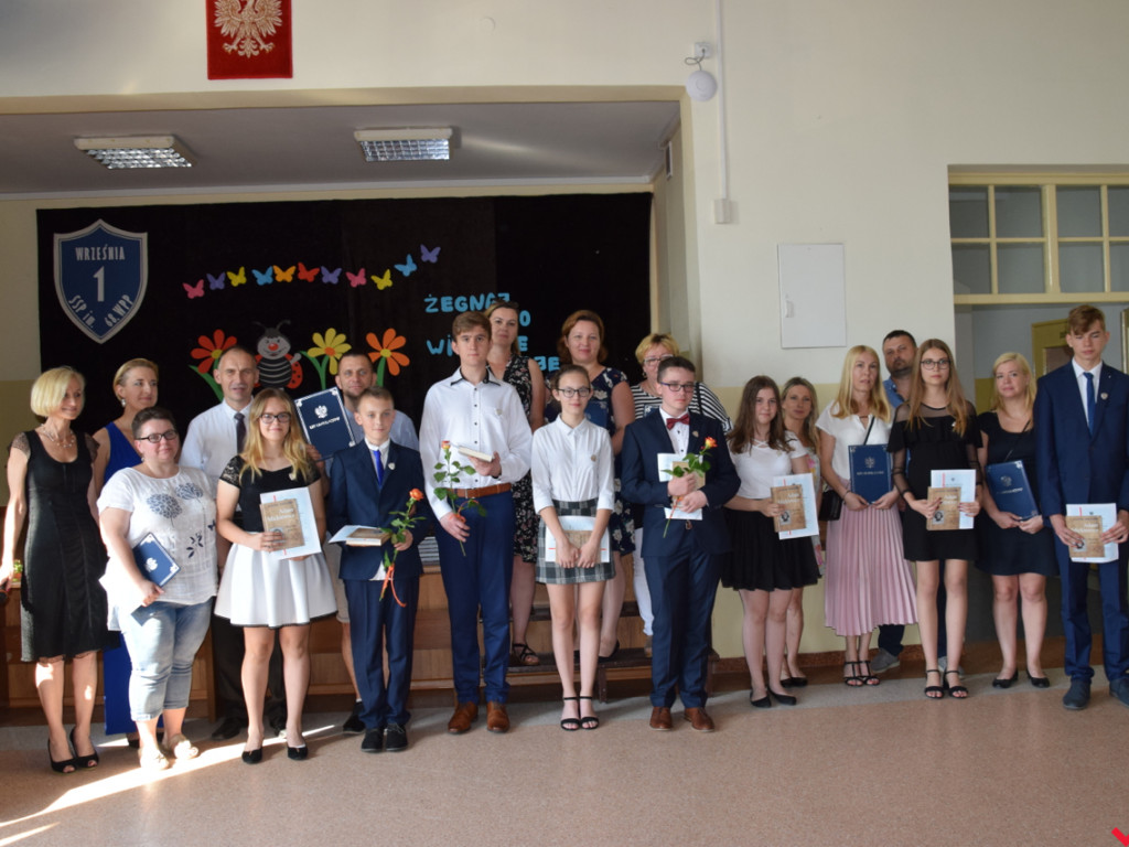 Zakończenie roku szkolnego w „jedynce”. Absolwenci ze srebrnymi tarczami