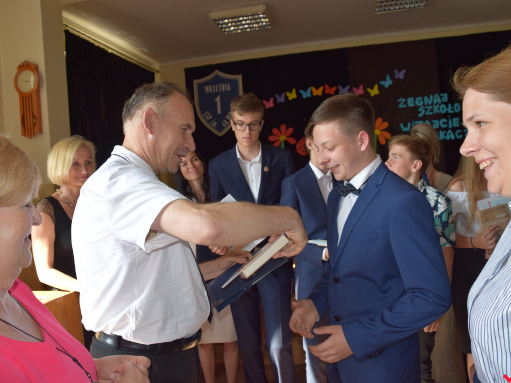 Zakończenie roku szkolnego w „jedynce”. Absolwenci ze srebrnymi tarczami