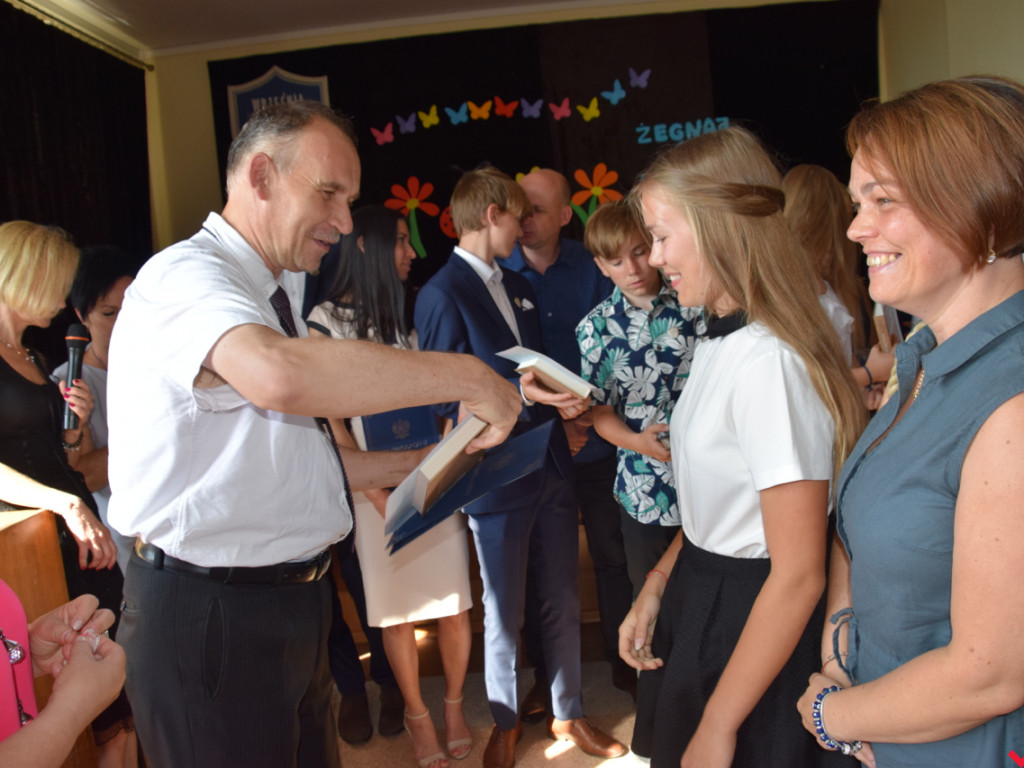 Zakończenie roku szkolnego w „jedynce”. Absolwenci ze srebrnymi tarczami