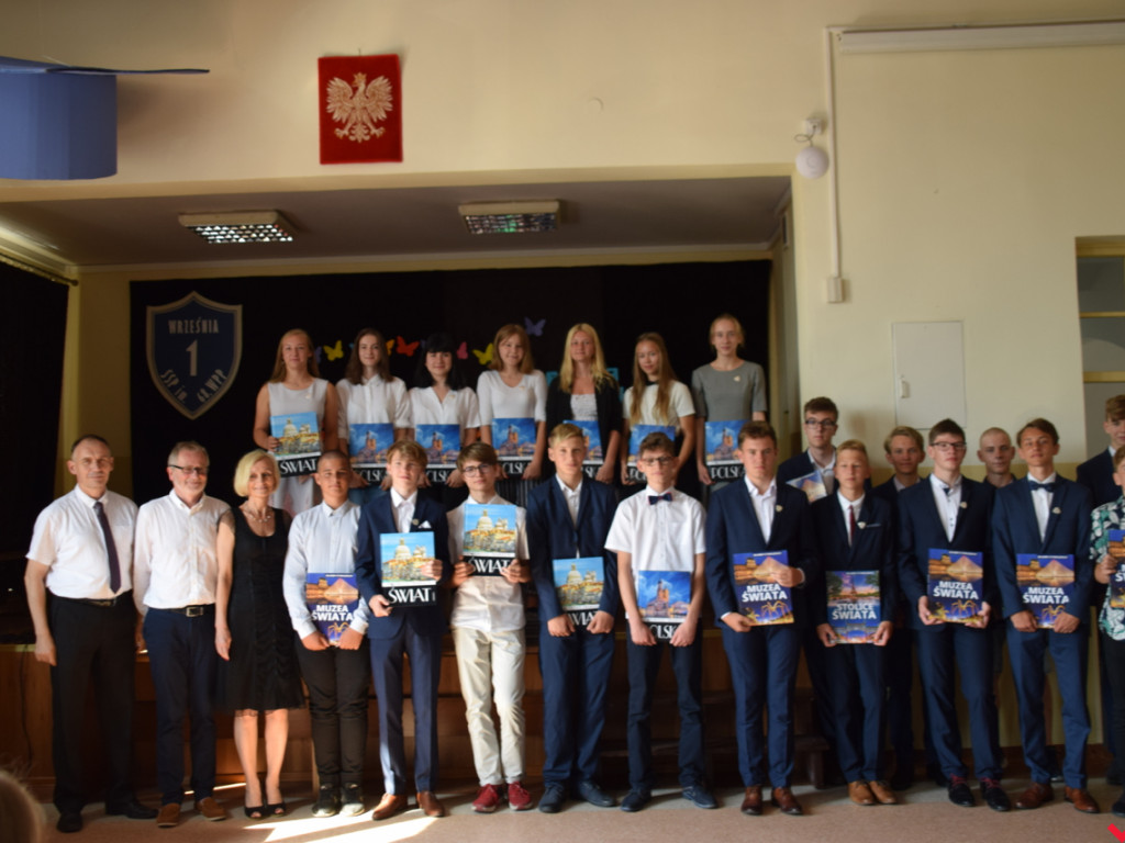 Zakończenie roku szkolnego w „jedynce”. Absolwenci ze srebrnymi tarczami