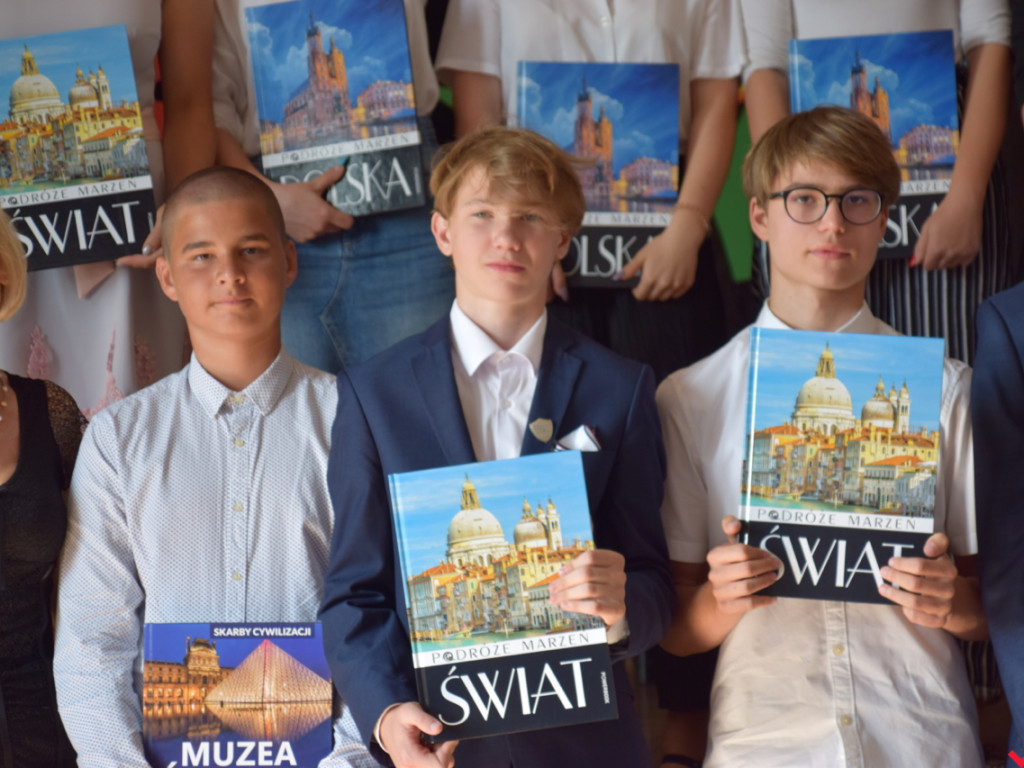 Zakończenie roku szkolnego w „jedynce”. Absolwenci ze srebrnymi tarczami