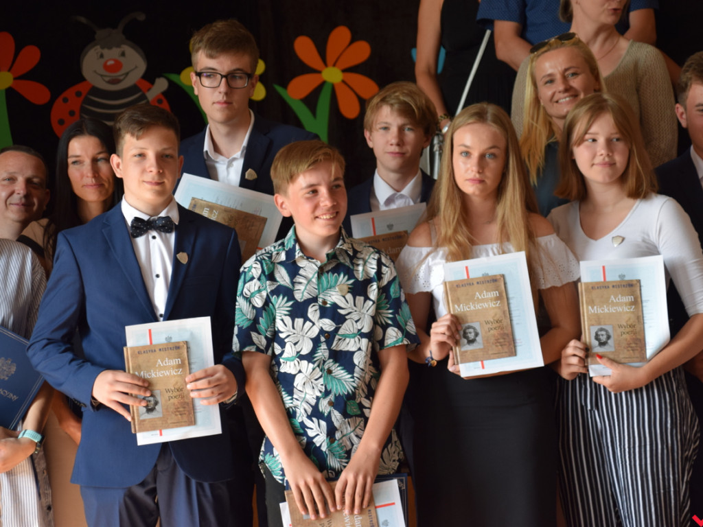 Zakończenie roku szkolnego w „jedynce”. Absolwenci ze srebrnymi tarczami