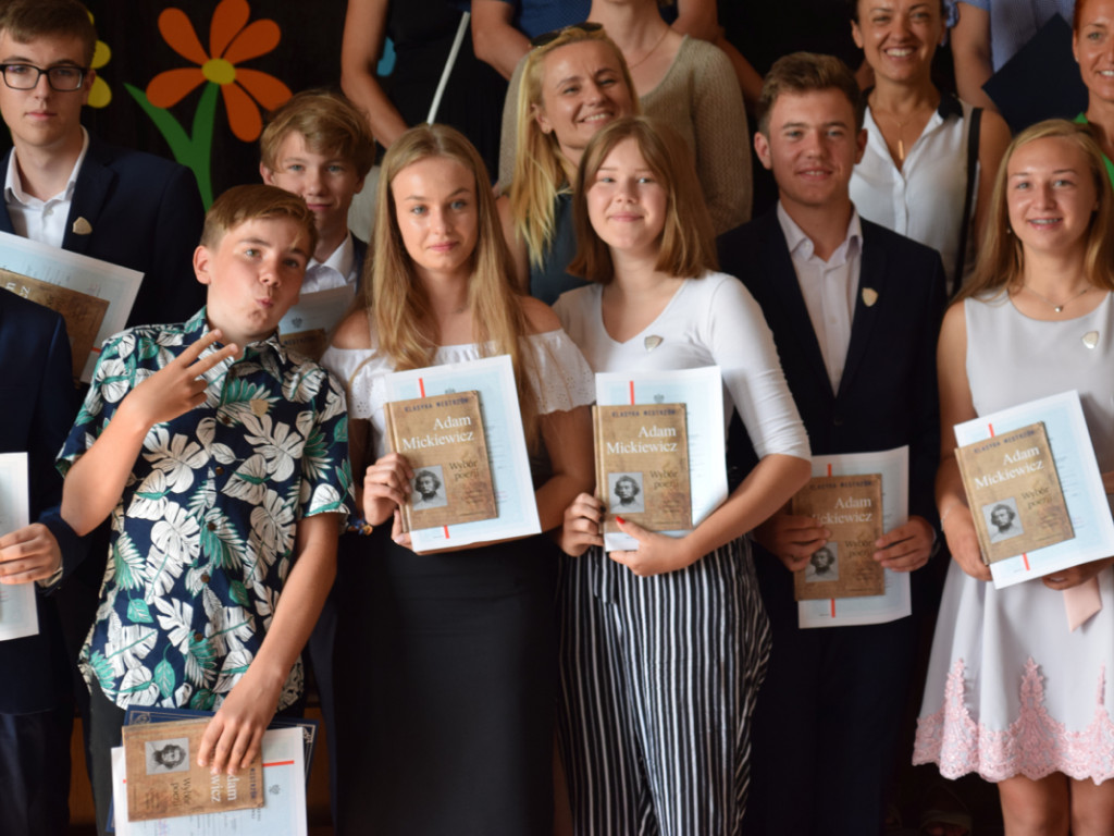 Zakończenie roku szkolnego w „jedynce”. Absolwenci ze srebrnymi tarczami