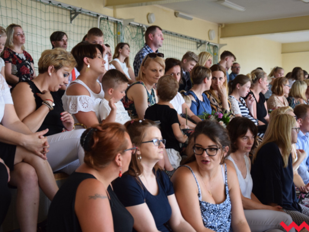 Radość przez łzy w Zespole Szkolno-Przedszkolnym w Kołaczkowie. Koniec roku szkolnego
