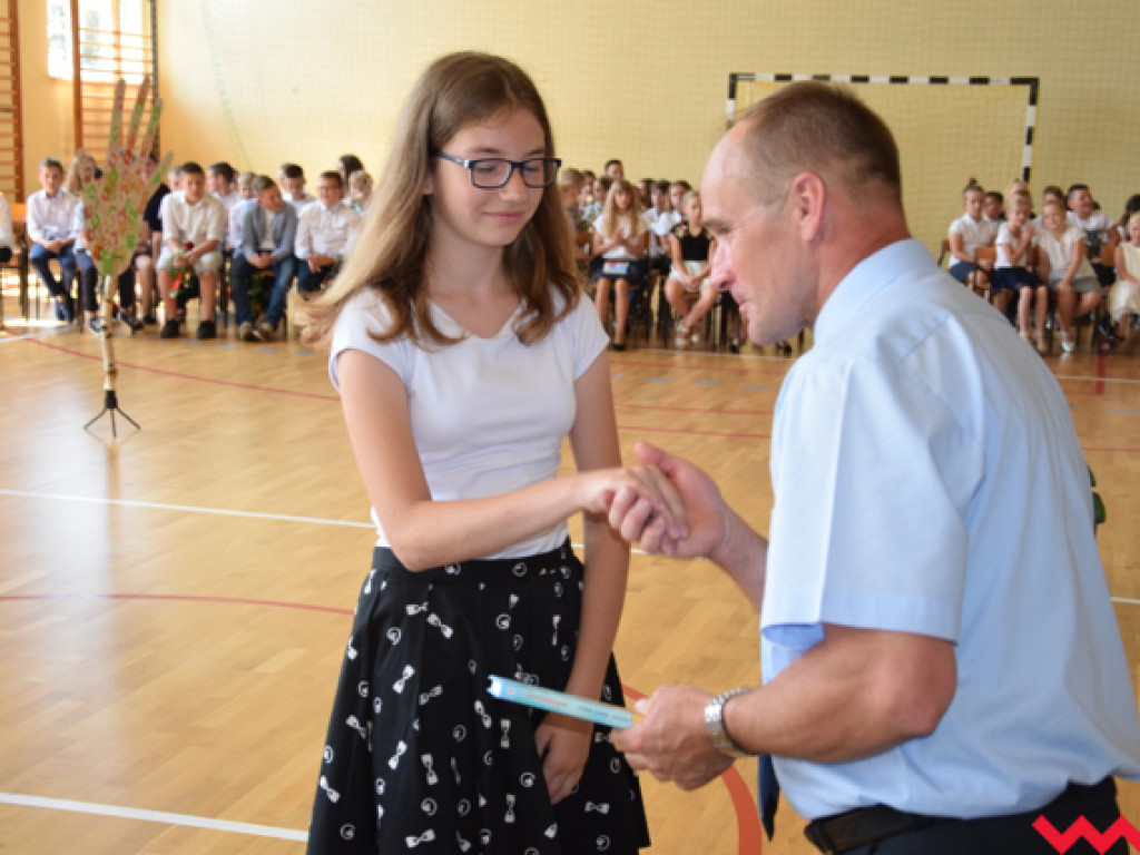 Radość przez łzy w Zespole Szkolno-Przedszkolnym w Kołaczkowie. Koniec roku szkolnego
