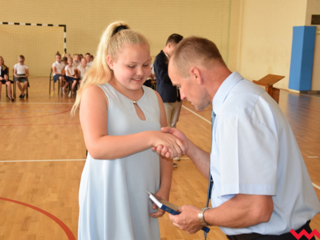 Radość przez łzy w Zespole Szkolno-Przedszkolnym w Kołaczkowie. Koniec roku szkolnego