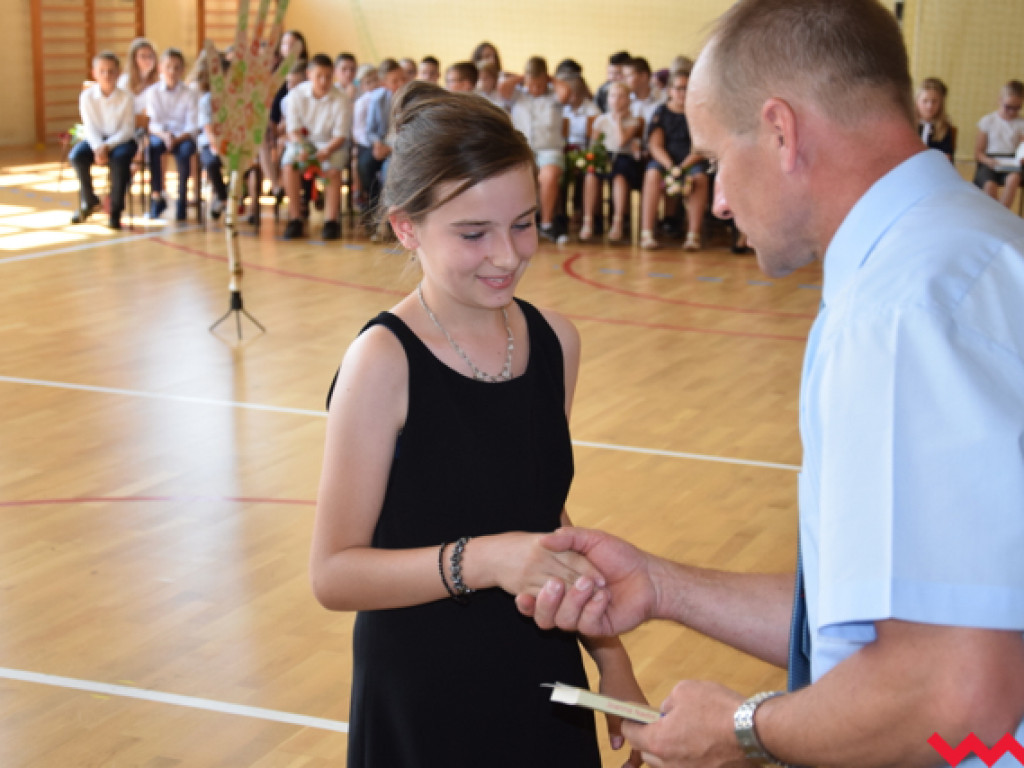 Radość przez łzy w Zespole Szkolno-Przedszkolnym w Kołaczkowie. Koniec roku szkolnego