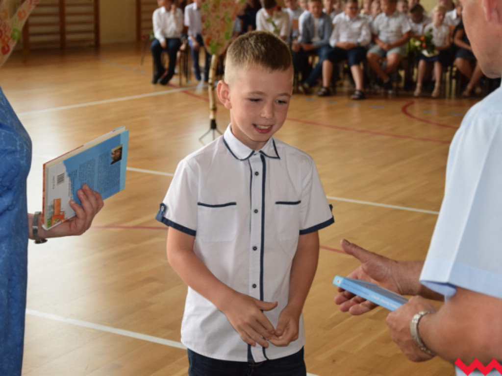 Radość przez łzy w Zespole Szkolno-Przedszkolnym w Kołaczkowie. Koniec roku szkolnego