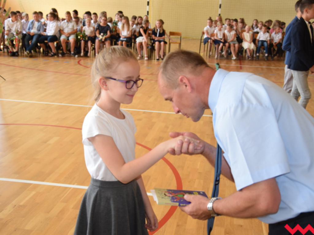 Radość przez łzy w Zespole Szkolno-Przedszkolnym w Kołaczkowie. Koniec roku szkolnego