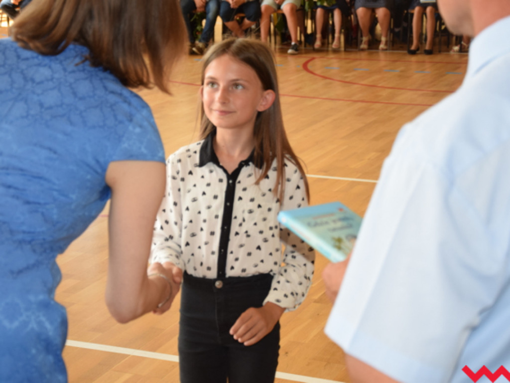 Radość przez łzy w Zespole Szkolno-Przedszkolnym w Kołaczkowie. Koniec roku szkolnego