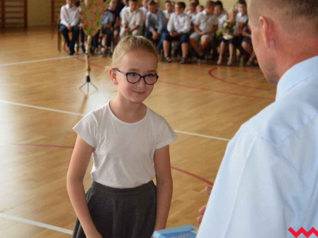 Radość przez łzy w Zespole Szkolno-Przedszkolnym w Kołaczkowie. Koniec roku szkolnego