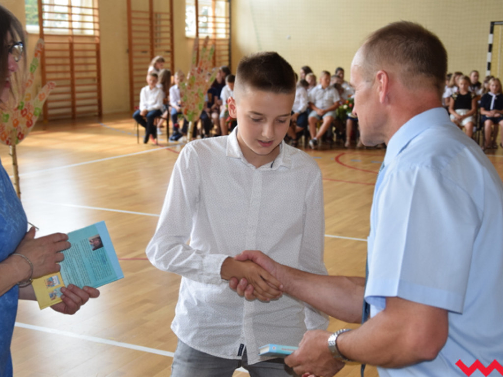 Radość przez łzy w Zespole Szkolno-Przedszkolnym w Kołaczkowie. Koniec roku szkolnego