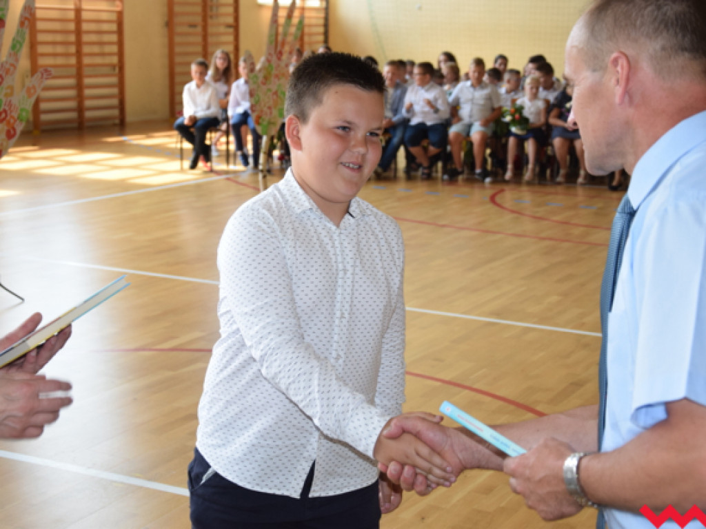 Radość przez łzy w Zespole Szkolno-Przedszkolnym w Kołaczkowie. Koniec roku szkolnego
