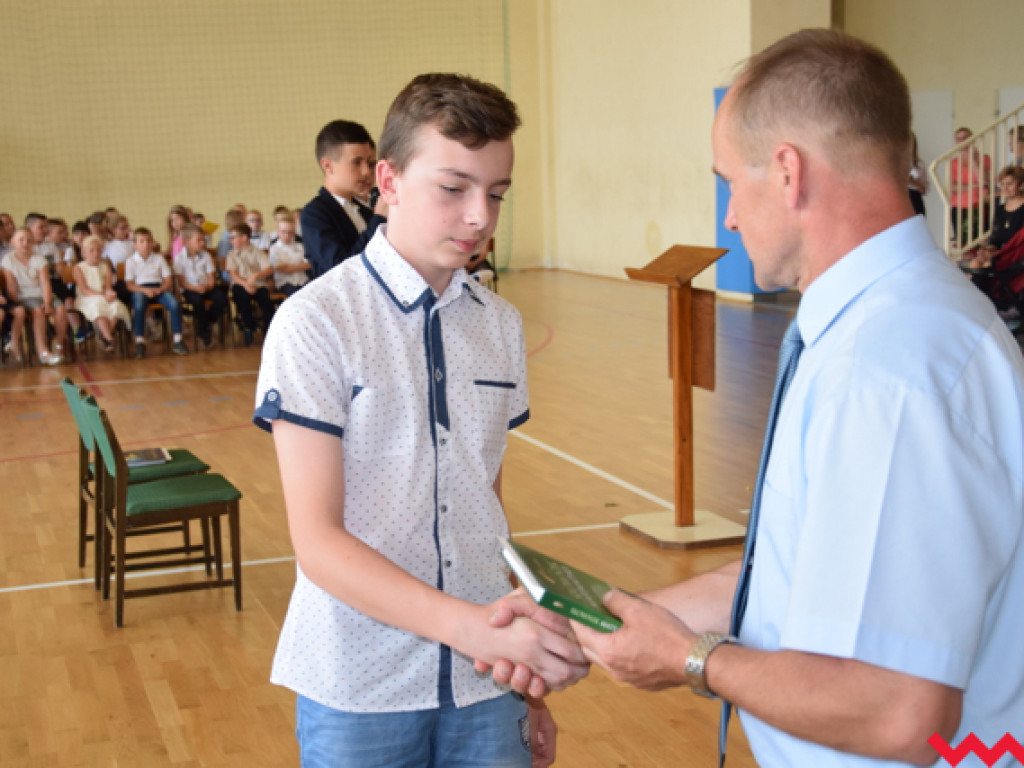 Radość przez łzy w Zespole Szkolno-Przedszkolnym w Kołaczkowie. Koniec roku szkolnego