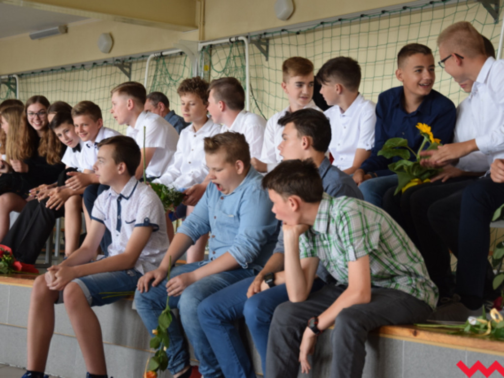 Radość przez łzy w Zespole Szkolno-Przedszkolnym w Kołaczkowie. Koniec roku szkolnego