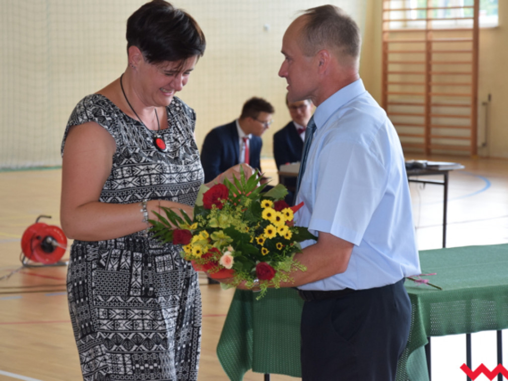 Radość przez łzy w Zespole Szkolno-Przedszkolnym w Kołaczkowie. Koniec roku szkolnego