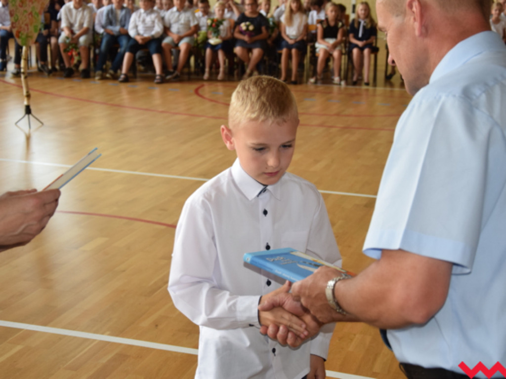 Radość przez łzy w Zespole Szkolno-Przedszkolnym w Kołaczkowie. Koniec roku szkolnego
