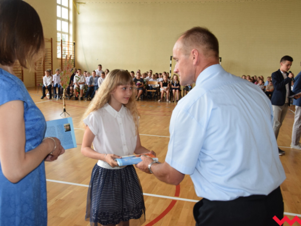 Radość przez łzy w Zespole Szkolno-Przedszkolnym w Kołaczkowie. Koniec roku szkolnego