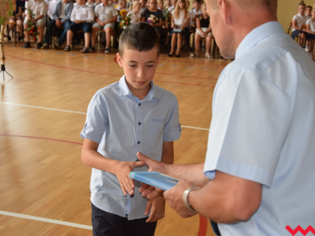 Radość przez łzy w Zespole Szkolno-Przedszkolnym w Kołaczkowie. Koniec roku szkolnego