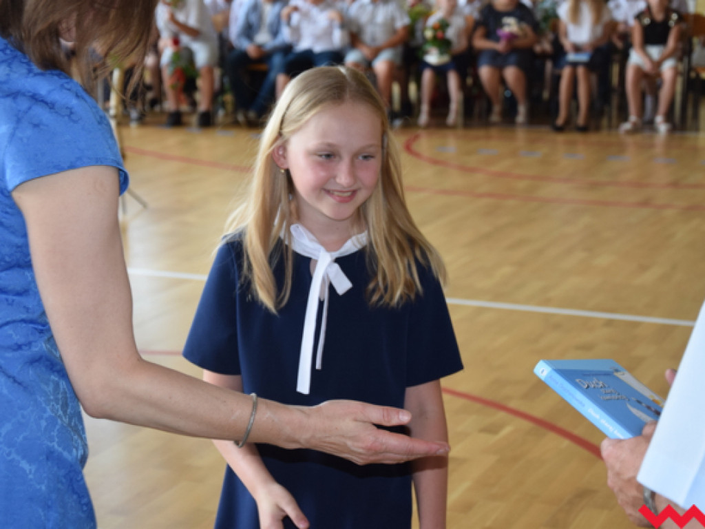 Radość przez łzy w Zespole Szkolno-Przedszkolnym w Kołaczkowie. Koniec roku szkolnego