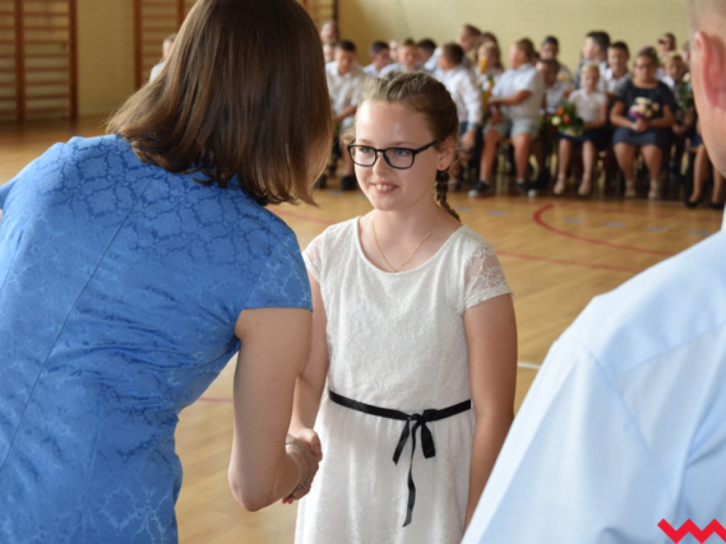 Radość przez łzy w Zespole Szkolno-Przedszkolnym w Kołaczkowie. Koniec roku szkolnego