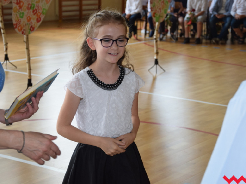 Radość przez łzy w Zespole Szkolno-Przedszkolnym w Kołaczkowie. Koniec roku szkolnego