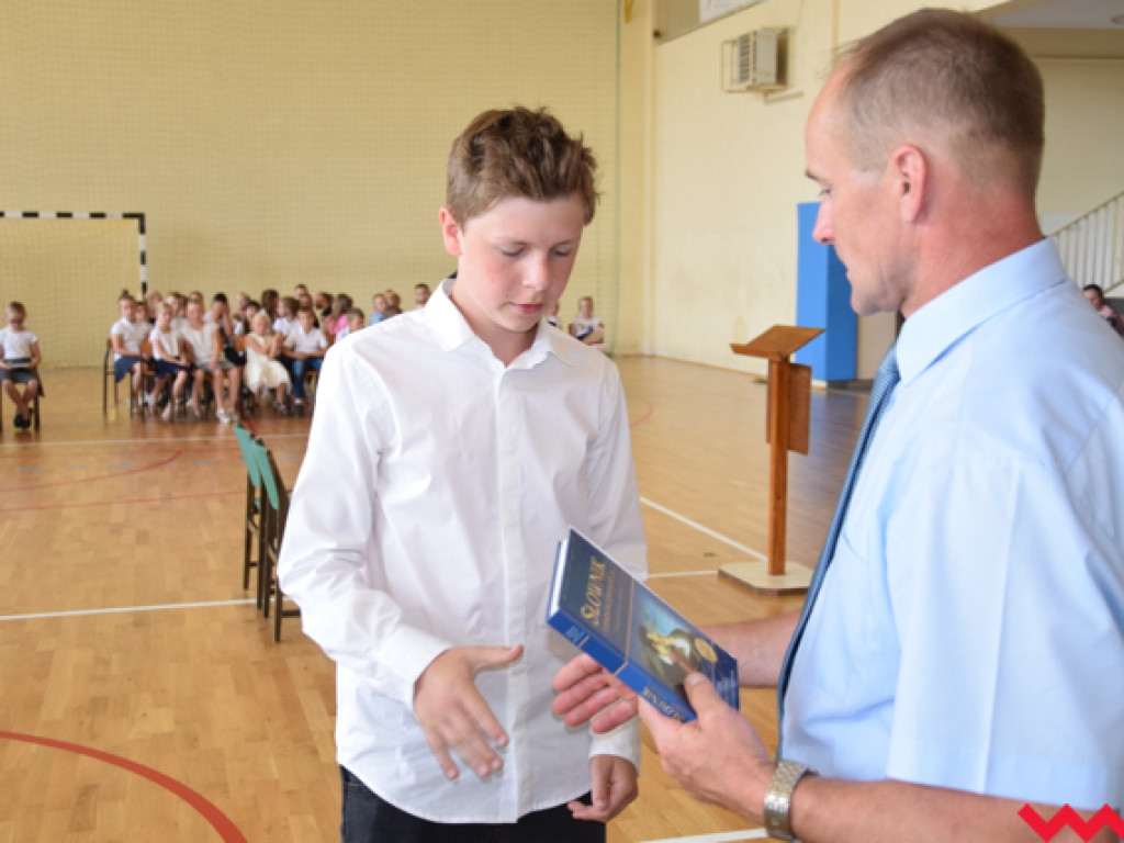 Radość przez łzy w Zespole Szkolno-Przedszkolnym w Kołaczkowie. Koniec roku szkolnego