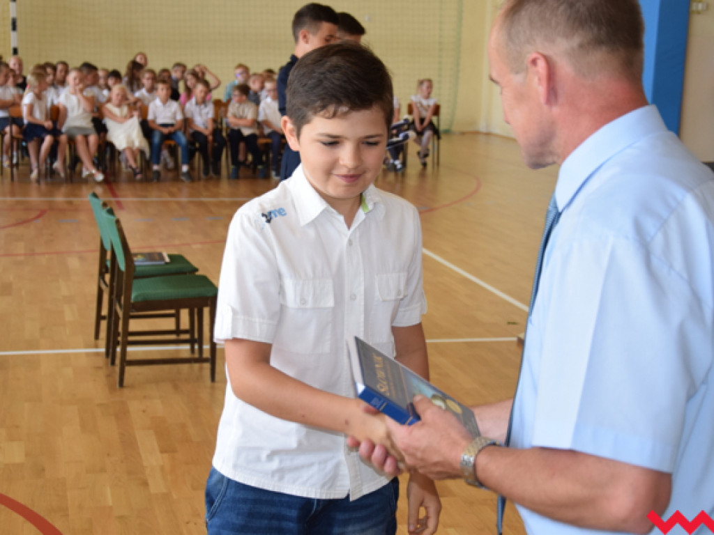 Radość przez łzy w Zespole Szkolno-Przedszkolnym w Kołaczkowie. Koniec roku szkolnego