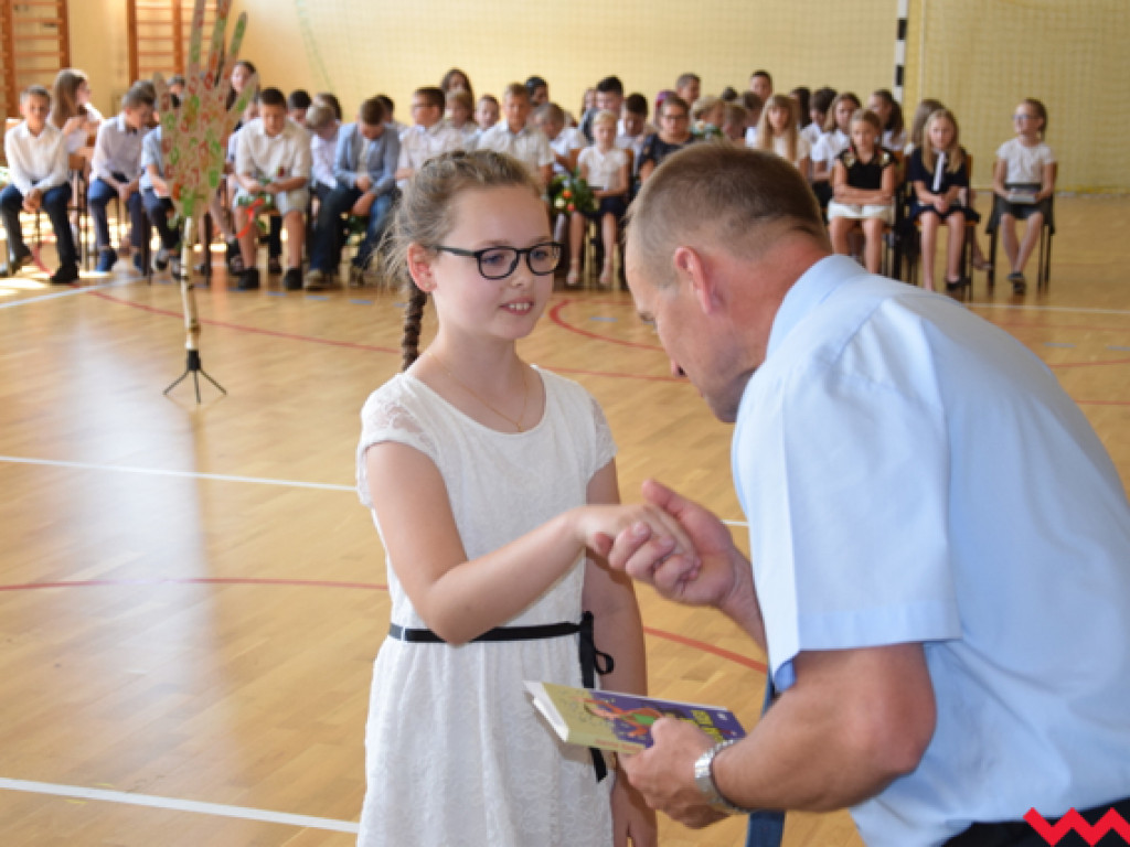 Radość przez łzy w Zespole Szkolno-Przedszkolnym w Kołaczkowie. Koniec roku szkolnego