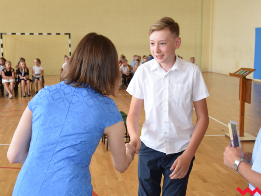 Radość przez łzy w Zespole Szkolno-Przedszkolnym w Kołaczkowie. Koniec roku szkolnego