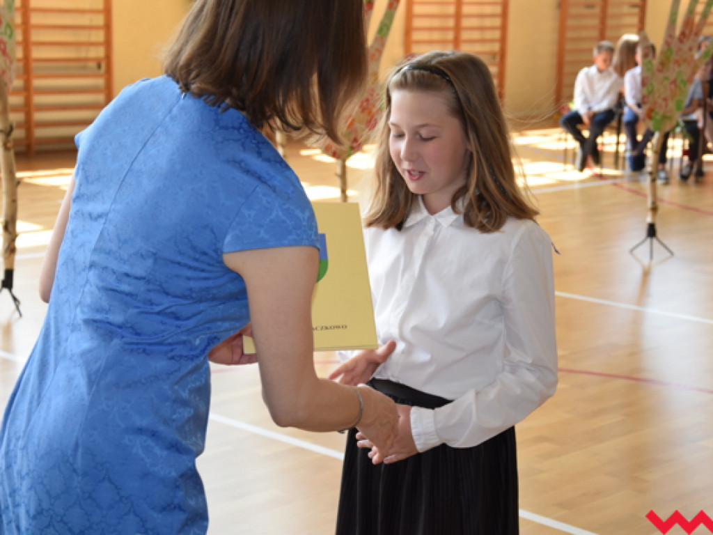 Radość przez łzy w Zespole Szkolno-Przedszkolnym w Kołaczkowie. Koniec roku szkolnego