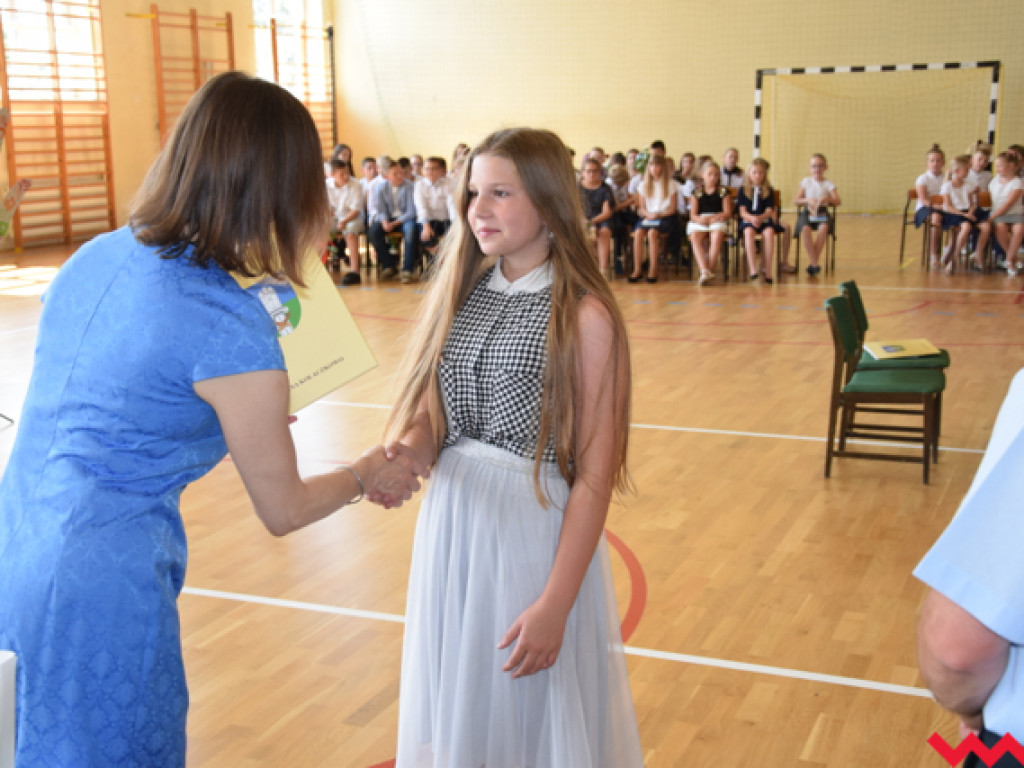 Radość przez łzy w Zespole Szkolno-Przedszkolnym w Kołaczkowie. Koniec roku szkolnego