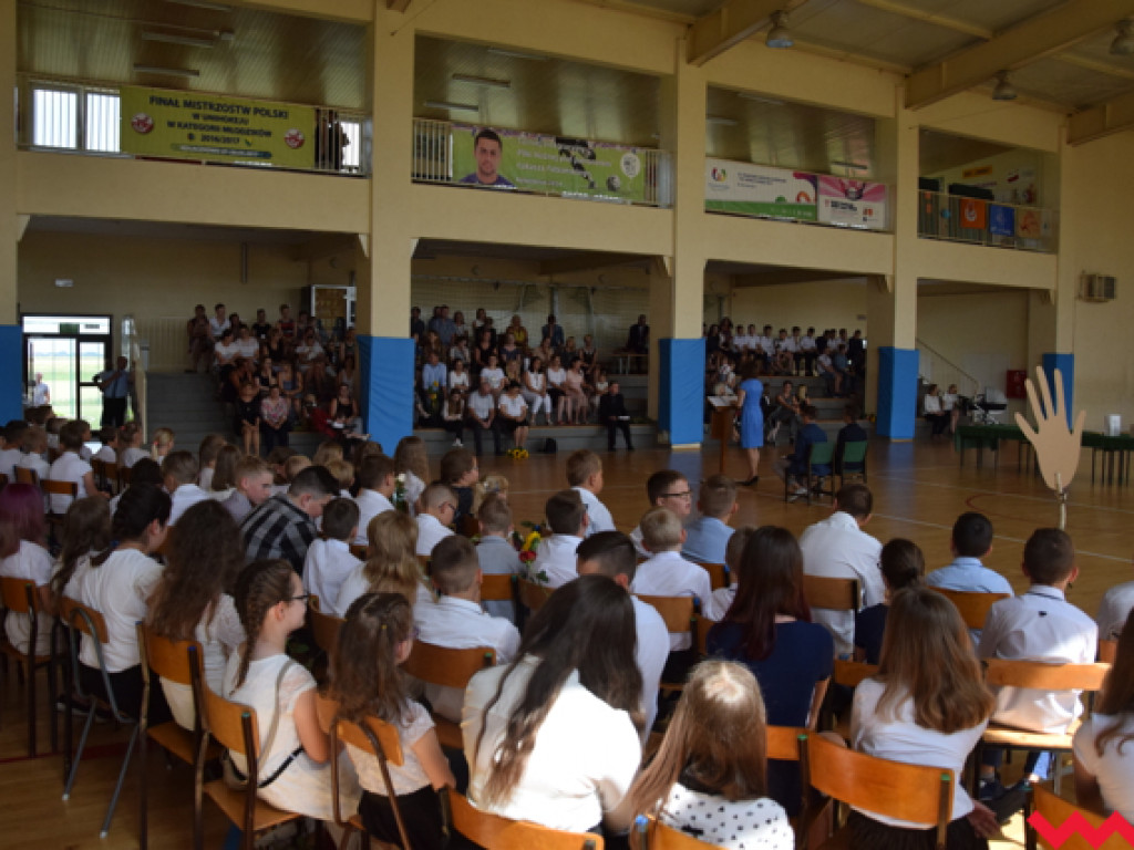 Radość przez łzy w Zespole Szkolno-Przedszkolnym w Kołaczkowie. Koniec roku szkolnego