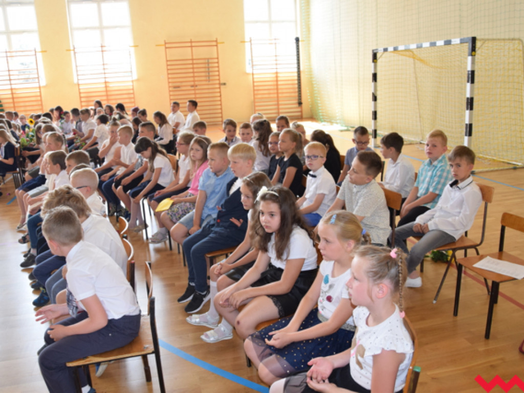 Radość przez łzy w Zespole Szkolno-Przedszkolnym w Kołaczkowie. Koniec roku szkolnego