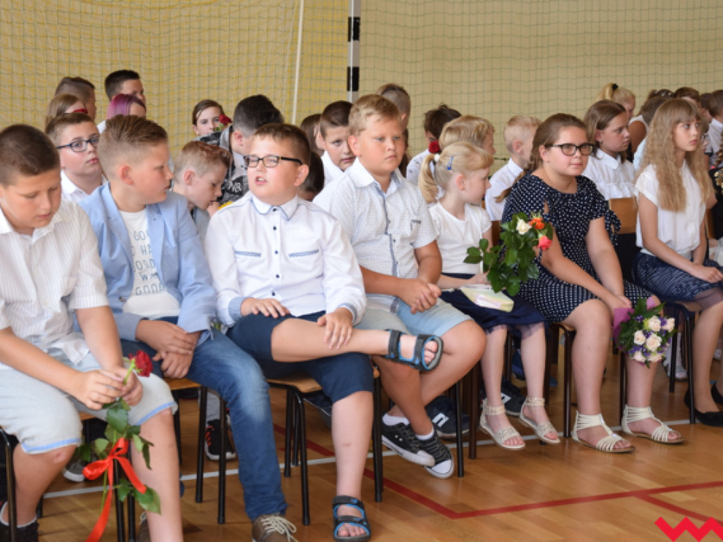 Radość przez łzy w Zespole Szkolno-Przedszkolnym w Kołaczkowie. Koniec roku szkolnego