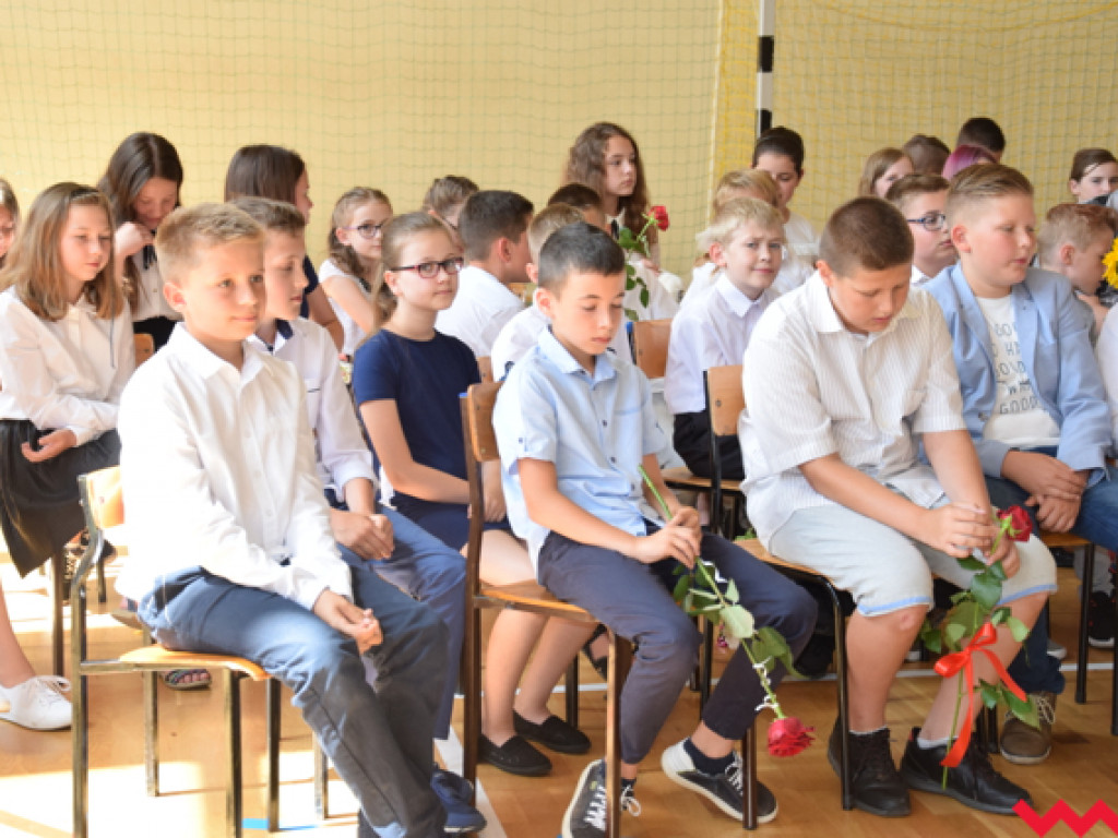 Radość przez łzy w Zespole Szkolno-Przedszkolnym w Kołaczkowie. Koniec roku szkolnego